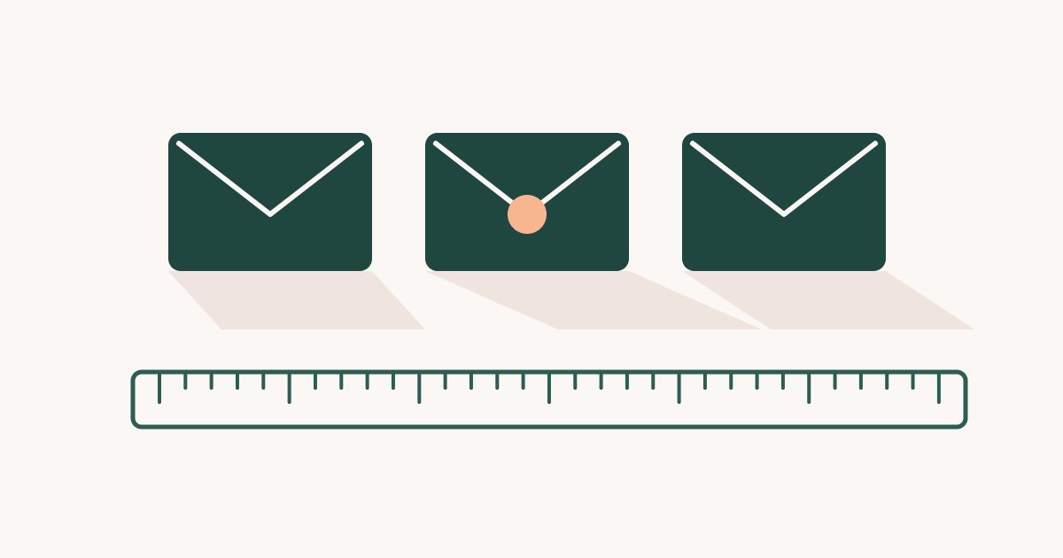 Des enveloppes restées scellées dont on mesure seulement l’ombre, image d’une prévention qui lit les métadonnées sans contenu